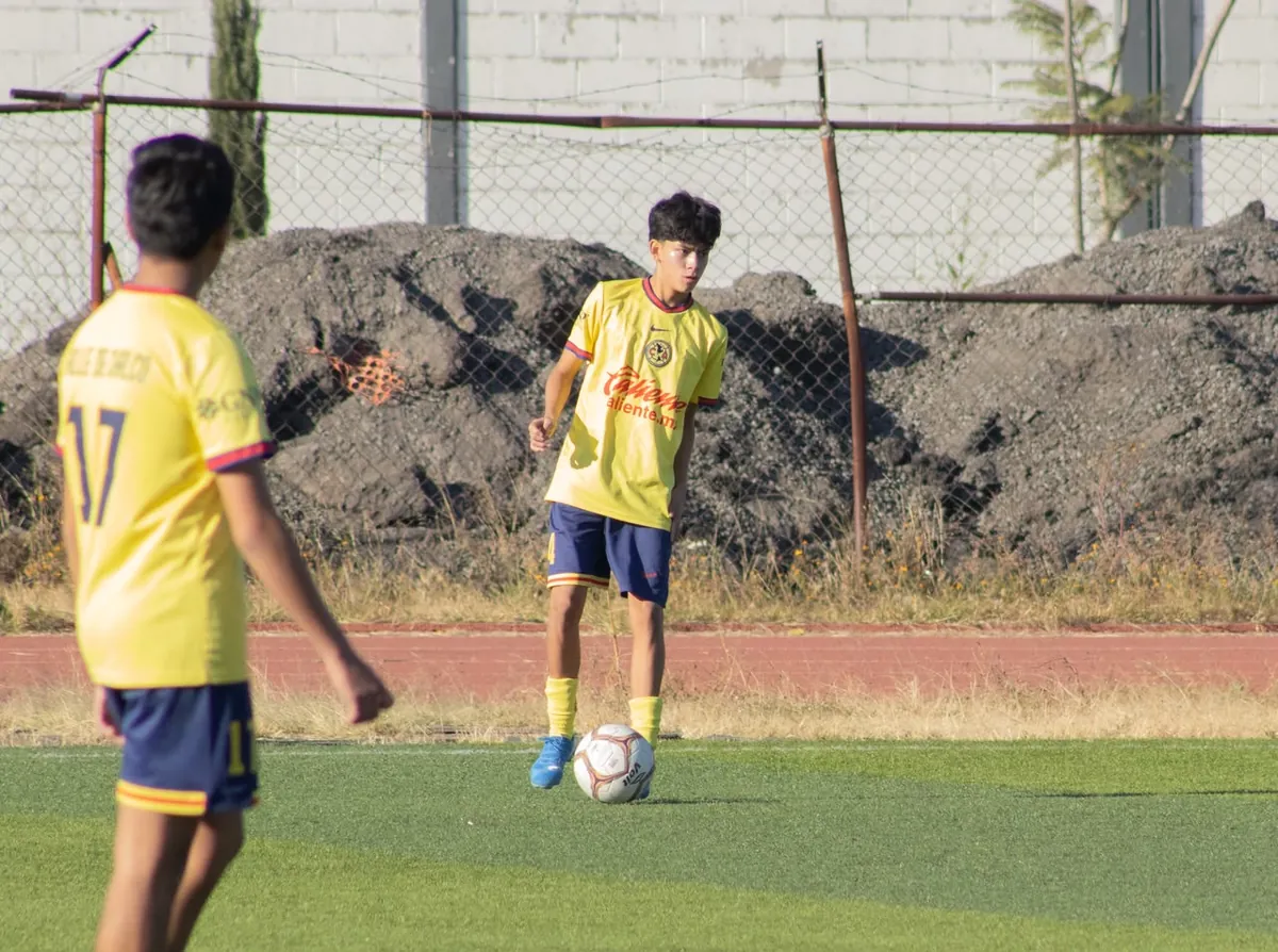 Dos jugadores de Nido Águila en la cancha, uno de espaldas con el número 17 y otro con el balón
